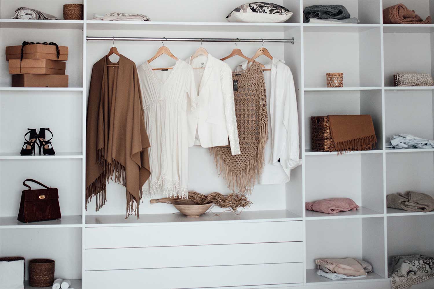 ตู้เสื้อผ้า Built-in - Gent Decor โรงงานรับผลิต ออกแบบ และจำหน่ายเฟอร์นิเจอร์ราคาโรงงาน