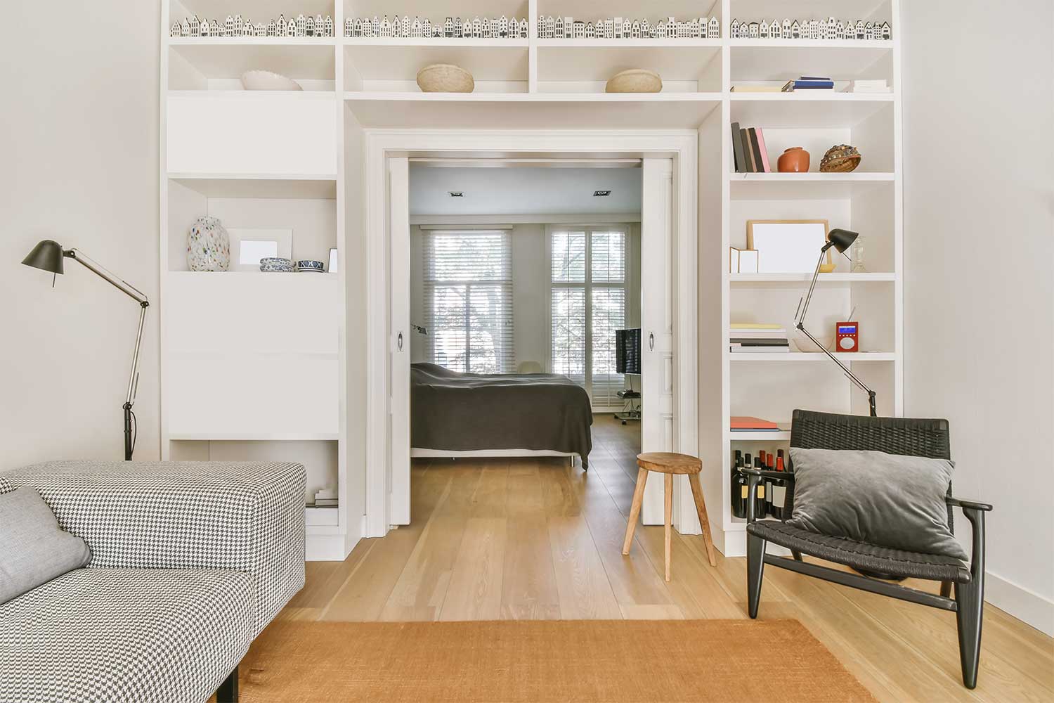 4. ชั้นวางของแบบฝัง (Built-in Shelves) - Gent Decor โรงงานรับผลิต ออกแบบ และจำหน่ายเฟอร์นิเจอร์ราคาโรงงาน