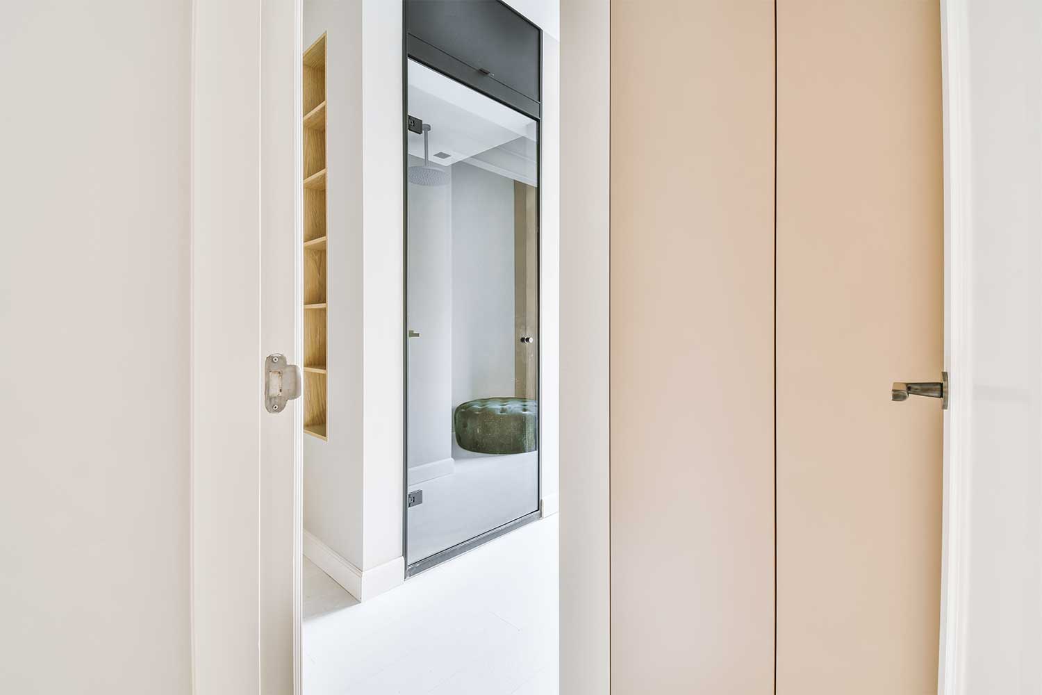 7. ประตูและช่องเก็บของแบบฝัง (Built-in Doors and Compartments) - Gent Decor โรงงานรับผลิต ออกแบบ และจำหน่ายเฟอร์นิเจอร์ราคาโรงงาน
